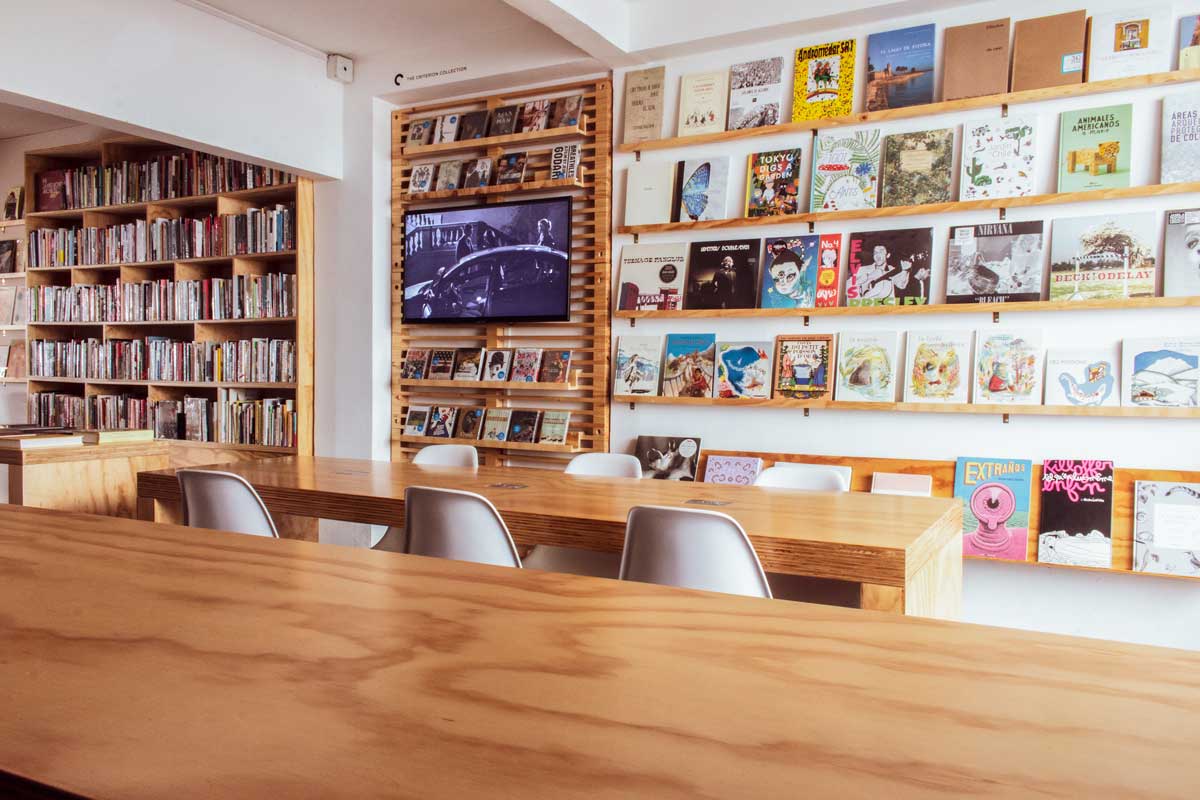 Imagen interior de la tienda en donde se ve la mesa de lectura.