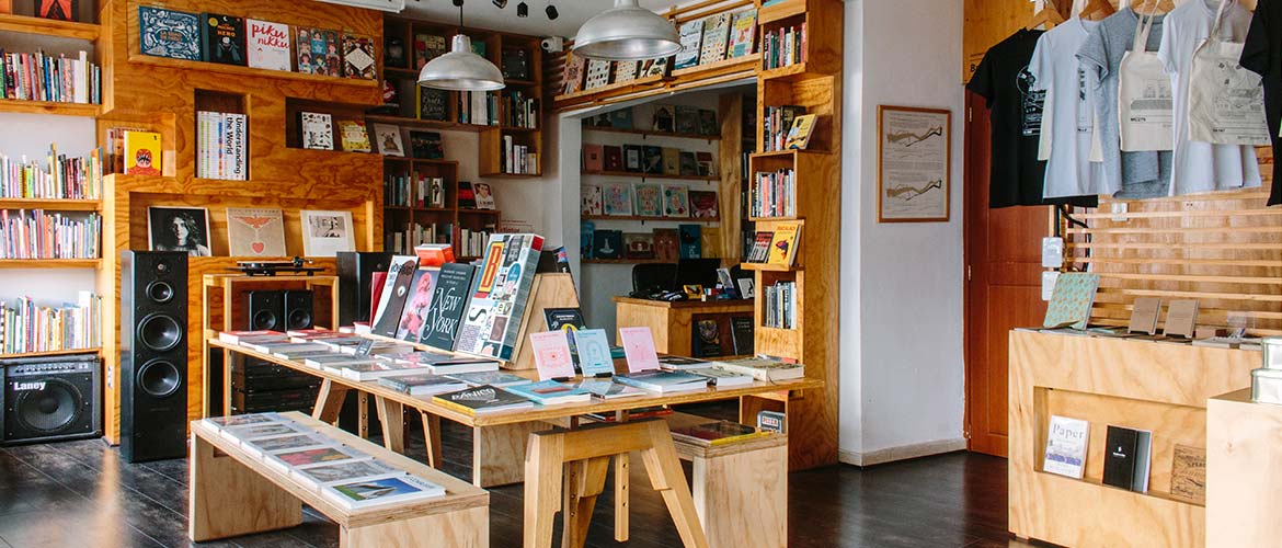 Imagen del interior de la tienda en donde se aprecia una decoración basada en madera natural.