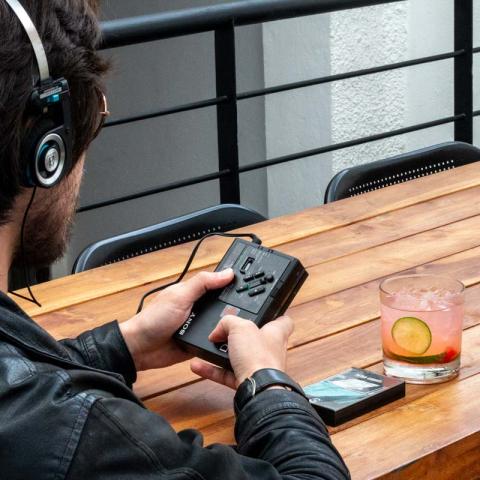 Imagen de una persona escuchando música en un walkman.